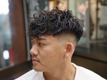 タイト スワッグ バーバーワークス(TIGHT SWAG BARBERWORKS)の写真/【朝のセットを劇的に楽に】パーマヘアで理想の毛流れを。フェードを合わせた清潔感あるスタイルをご提案！