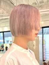 《まとまり重視の美シルエット》ハイトーンでもパサつきを感じさせない、やわらかなベージュカラー。