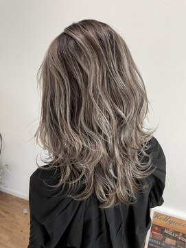 キュー(cue) 【cue】ハイライトグラデーショングレージュ