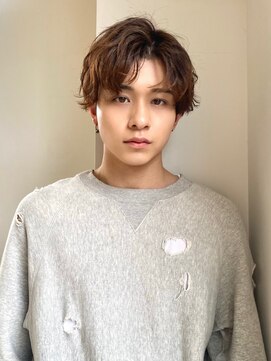 メンズミディアムシャドウパーマセンターパート前髪ありなし