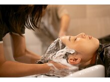 【頭皮改善にも◎】炭酸ヘッドスパが大人気/頭皮の血行促進を行い、健やかで美しい髪の毛へ。エイジング毛