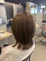フレーム スクエア 肩につく長さでも重たく見えない、ナチュラルなくびれミディ