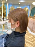 耳かけハイトーンベージュカラーワンレン切りっぱなしボブ