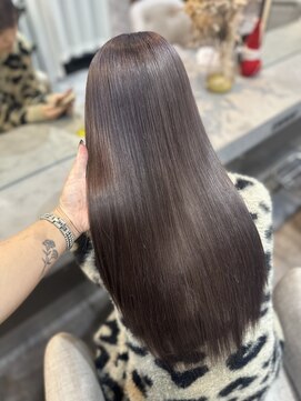 ラビス 浦和(Lovis) グレーベージュ/レイヤーロング/アッシュカラー/前髪パーマ/浦和