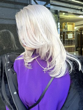 ヌエン 渋谷(NU/EN) 春のトレンド外国人風ホワイトブロンドとミディアムレイヤーロブ