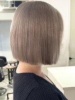 イリ 梅田(ili) ハイトーンカラーミルクティーベージュミニボブ