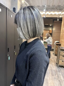 ハグ 横浜(HUG) バレイヤージュ【シルバーベージュ】　切りっぱなしボブ　♪