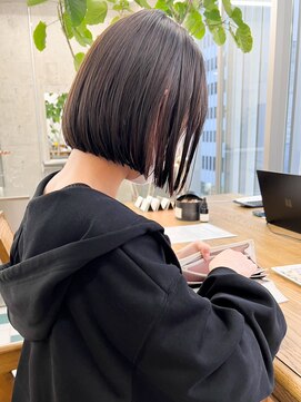 ノエ(noe) グレージュ×切りっぱなし丸みボブ