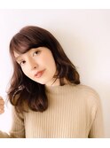 Aラインシルエットが可愛い無造作ウェーブのミディアムヘア