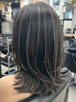 キラ 渋谷(KILLA)&nbsp;ツヤ髪スタイル/ミディアムレイヤー/ブルージュ/グレージュジュ