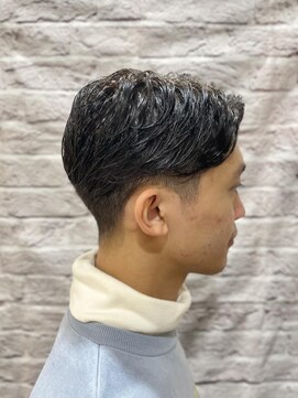 グレイスフル バーバープラチナム 六本木店(Graceful Barber platinum) 癖毛を活かした七三分けナチュラルスタイル