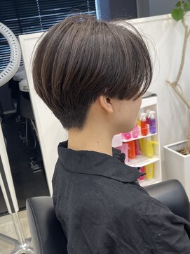 イヴォークトーキョーオーサカ(EVOKE TOKYO osaka) ハンサムショート 刈り上げ 個性派 ラインカット グレージュ