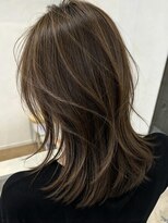 アイビー(Ivy)&nbsp;大人のレイヤーカット ウルフ 大人ハイライト グレージュカラー