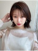 大人可愛い前髪ありミディアムレイヤースタイル