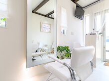 K&K beauty salonの雰囲気(セット面2席の白を基調とした落ち着いた空間)