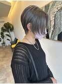 グレーベージュ×前下がりハンサムショート