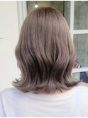 くびれショートボブミルクティーベージュ前下がりボブ30代40代