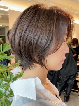 エリマ 横浜西口(elima) 横浜西口大人ショートレイヤーカットベージュカラー丸みボブ●