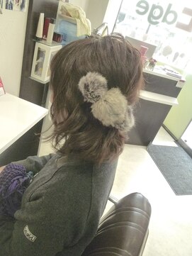 ヘアセットサロンエッジ(Edge) ポンポンファーサイドアップ