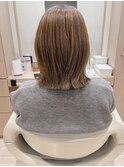 グレージュ段カット似合わせ外ハネボブルフ短め前髪マッシュ40代