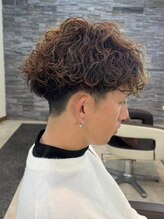 《*ハイウエイトの波巻きスパイラルパーマ*》サイドのラインを高めに設定した、清潔感のあるスタイル＊