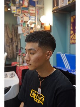 タイト スワッグ バーバーワークス(TIGHT SWAG BARBERWORKS) BUZZスキンフェード