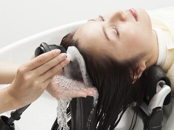 ラビ ヘア アトリエ(Labbi Hair atelier)の写真/頭皮の汚れをスッキリ除去し、艶やかで健康な頭皮へ☆アロマで癒される月に一度の極上サロンタイムを♪