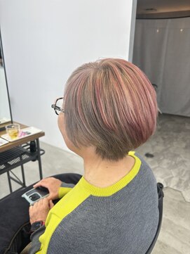 テラス トヨタ(Telasu Toyota) 白髪ボカしのブリーチカラーでピンクとベージュのショート◎