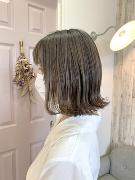 ニュワ(nyUwa) ミルクティーグレージュ