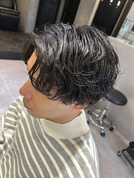 ラグシス ザ バックルーム(LUXIS THE BACK ROOM) センターパート×ナチュラルパーマ【立川/メンズ】