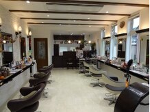 広く明るい店内