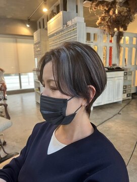 アトリエ エス atelier es HAIRDESIGN ハイライトショート/白髪染め/白髪ぼかし/ブルージュ/透明感