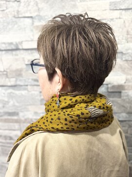 明るめカラーで魅せるアシメショート