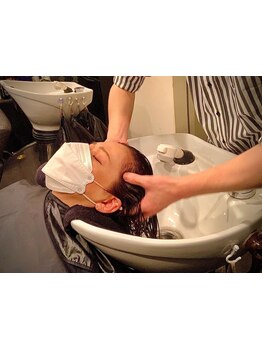 AURUM Hair Designではヘッドスパにも力を入れております。日々の疲れを癒し、頭皮も心もリフレッシュ！
