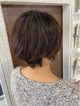 スタジオ アルファプラス 日暮里店(studio α+) ステップボーンカットカットボブショートハイライト白髪ぼかし