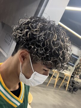 テン 心斎橋(tenn.) 難波スペインカールスパイラルパーマフェードツイスパメンズ◎