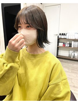 カミエ(kamie) *小顔バング シースルー オリーブグレー濃いめ 外ハネボブ 神戸