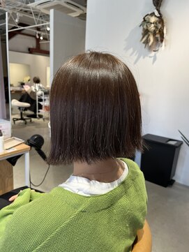 ギネス(Giness) ミニボブ アッシュ 外ハネ