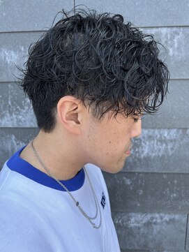 ヒュイル バイ ニアウ(Hwyl by Niau) メンズセンターパート波巻スパイラルパーマニュアンスパーマ眉毛