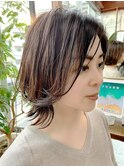 大人カジュアルな外ハネミディ｜50代にも似合う明るい白髪ぼかし