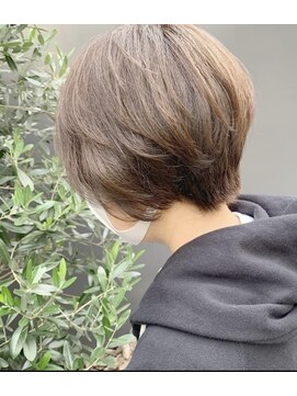 シャインヘア モカ 新宿(Shine hair mocha) [新宿]オリーブグレー_マッシュショート_顔周りレイヤー＠40代
