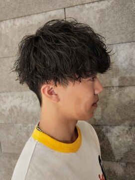 ヒュイル バイ ニアウ(Hwyl by Niau) メンズマッシュパーマ波巻スパイラルパーマニュアンスパーマ眉毛