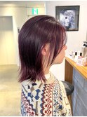 前髪なし顔周りレイヤー外ハネボブピンクレッドカラー
