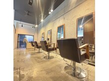 ベルベット(Velvet)の雰囲気（落ち着いた店内・」照明で髪も心も整うひとときを。。。）