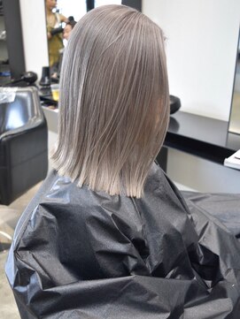 ルーヴェ(LOWE) ダメージレスWカラーのホワイトベージュ×大人のラフボブ！