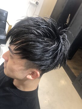 トンネルヘアー(Tunnel hair) 前髪アシメの束感ツーブロックショート