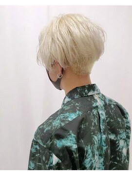 ヘアーアイスカルテット(HAIR ICI QUARTET) ホワイトカラー センターパート メンズカット 借り上げ