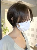 大人ショートボブ カーキグレージュ フェザーバング 40代