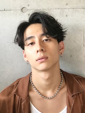 ウェイビーエフティフィフス 横浜西口(WAVEY ft.fifth) 前下がりセンターパートツイストスパイラルパーマツーブロック