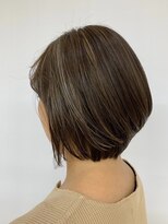 クオリス 上福岡店(QUALIS)&nbsp;脱白髪染めハイライト/前下がり/ショートボブ/40代50代/グレー